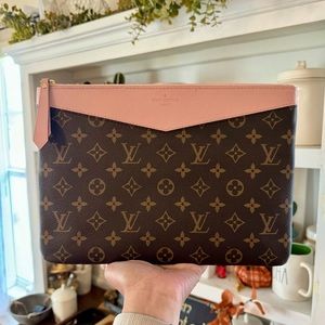 🌸SOLD🌸Louis Vuitton Daily Pouch